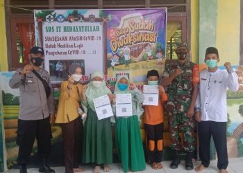 Dukung Percepatan Cakupan Sasaran Vaksinasi Covid-19 Anak Usia 6-11 Tahun, Anggota Komisi II DPRD Kabupaten Mukomuko Bagikan Susu Kotak
