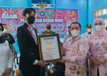 Kado Terbesar Momen HUT Ke 19, Kabupaten Mukomuko Catat Rekor MURI Mengenakan Baju Batik Terbanyak