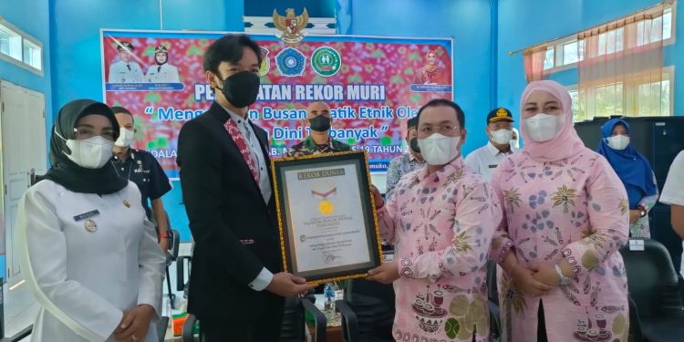Kado Terbesar Momen HUT Ke 19, Kabupaten Mukomuko Catat Rekor MURI Mengenakan Baju Batik Terbanyak
