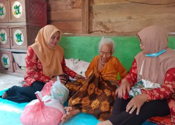 Jumat Berkah: DWP Kemenag Kabupaten Mukomuko Kembali Berikan Bantuan Kepada Masyarakat Kurang Mampu