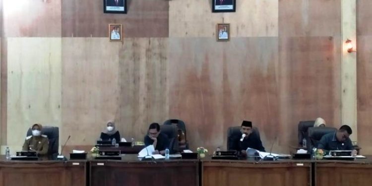 Rapat Paripurna : Nota Penjelasan Laporan Keterangan Pertanggungjawaban (LKPJ) di Tunda