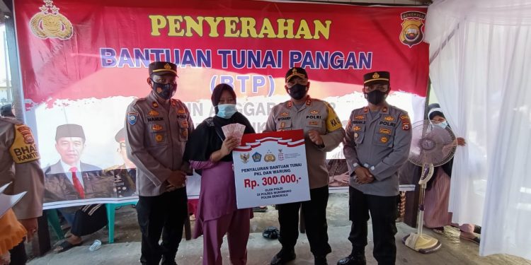 Demi Meningkatkan Ekonomi dan Herd Immunity, Kapolres Mukomuko Salurkan Bantuan Pangan Tunai dan Vaksinasi Covid-19