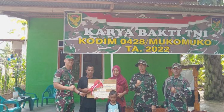 Komandan Satgas TMMD Ke 113 Kodim 0428/MM Menyerahkan Kunci Rumah RTLH Kepada Warga Desa Mekarsari Sungai Rumbai