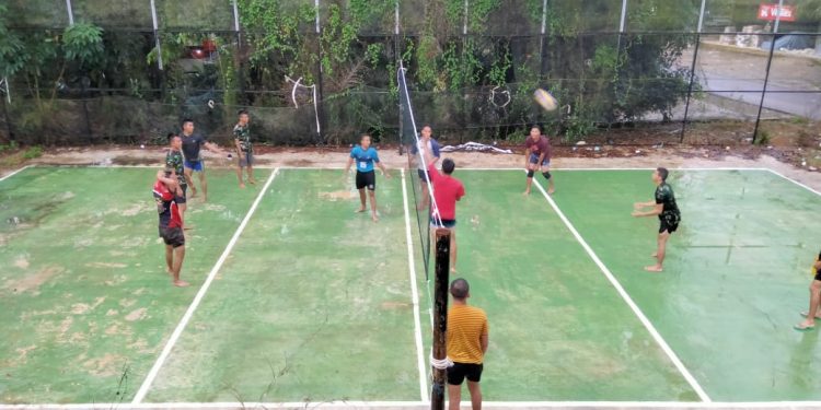 Hujan Bukan Hambatan, Anggota Satgas TMMD Ke-113 Kodim 0428/MM dan Warga Tetap Giat Melaksanakan Kegiatan Olahraga