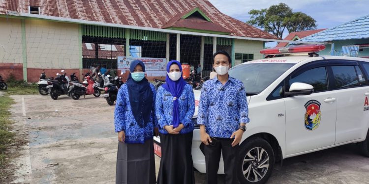 Kedepankan Prokes Covid-19, Kepala UPTD Puskesmas Ipuh ikut serta memantau kegiatan Pilkades