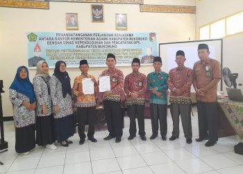 MOU Kemenag Mukomuko & Dinas Dukcapil : Masyarakat Kabupaten Mukomuko Yang Telah Sah Pernikahannya Terima 3 Buah Kartu