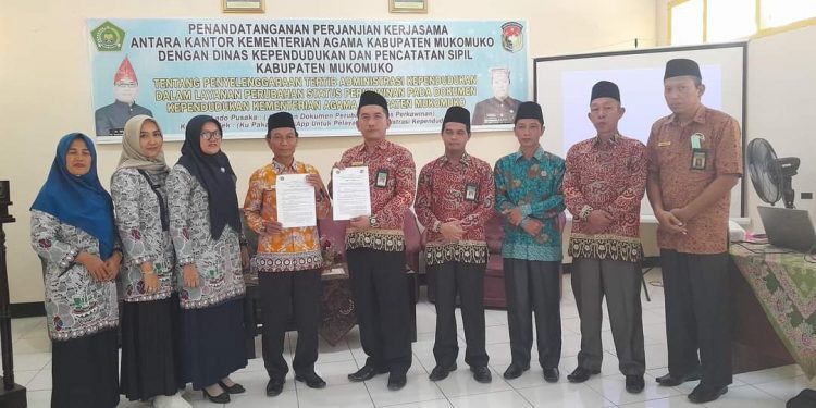 MOU Kemenag Mukomuko & Dinas Dukcapil : Masyarakat Kabupaten Mukomuko Yang Telah Sah Pernikahannya Terima 3 Buah Kartu