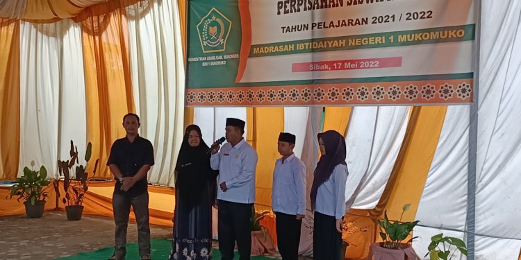 Tangis Tak Terbendung Warnai Pelepasan Peserta Didik  MIN 1 Mukomuko Tahun Pelajaran 2021-2022