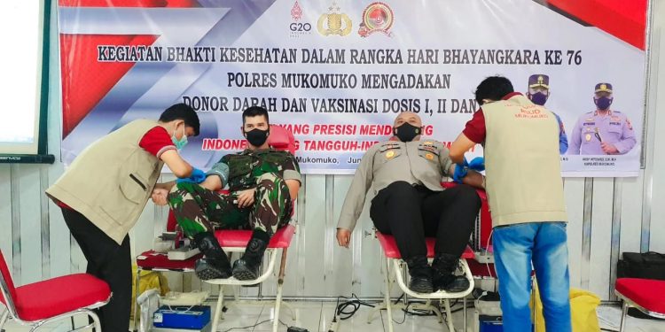 Sinergitas TNI Polri, Polres Mukomuko dan Kodim 0428/MM Gelar Bakti Kesehatan Dalam HUT Bhayangkara ke-76