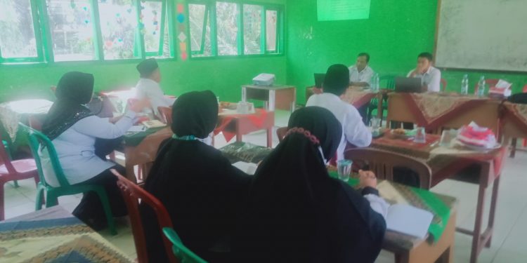 MIN 1 Mukomuko Fasilitasi Kegiatan Pendampingan Pembuatan Proposal dan Laporan Keuangan Calon Penerima Bantuan KKGTK