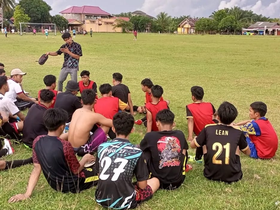 Men xotinimning sikilgan pornosini kordim. Toq rangli Jinx Maze chodirda sharbat va suv sotayotganda, kimdir u bilan orqadan jinsiy aloqa qilmo