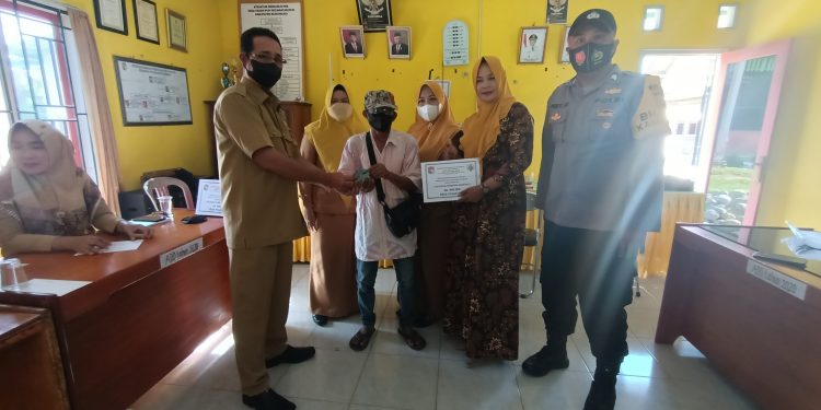 Pemdes Pasar Ipuh : Senyuman Manis 69 KPM, BLT-DD Tahap II Cair