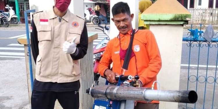 Meminimalisir Penyebaran DBD, Pemdes Air Buluh Laksanakan Fogging
