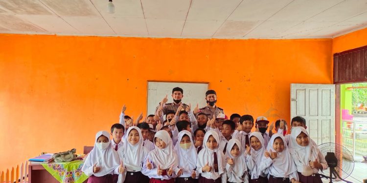 Kenalkan Tertib Lalulintas Untuk Anak Usia Dini, Satlantas Polres Mukomuko Gelar Sosialisasi Tertib Lalulintas di SDN 03 dan RA Nurul Abrar