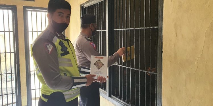 Kunjungi Tahanan, Unit Kamsel Satlantas Polres Mukomuko Beri Siraman Kalbu dan Bagikan Alquran Kepada Para Tahanan
