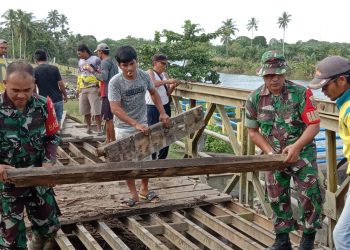 Personel TNI dari Kodim 0428/MM Bersama Warga Perbaiki Jembatan Desa Pondok Batu
