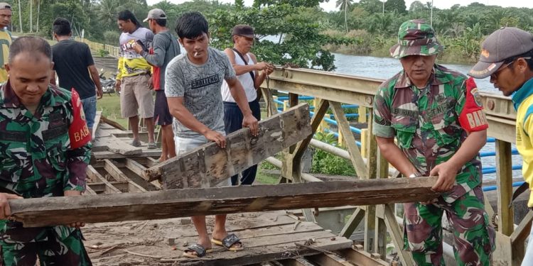 Personel TNI dari Kodim 0428/MM Bersama Warga Perbaiki Jembatan Desa Pondok Batu