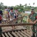 Personel TNI dari Kodim 0428/MM Bersama Warga Perbaiki Jembatan Desa Pondok Batu