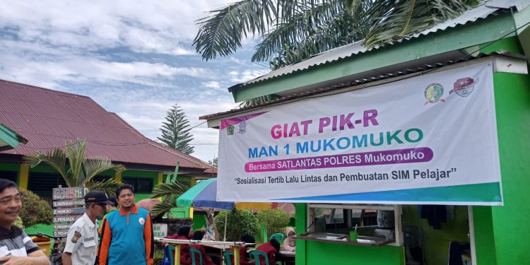 Tertib Berlalulintas: PIK – R MAN 1 Mukomuko Gelar Sosialisasi Tertib Berlalulintas & Pembuatan SIM tingkat pelajar