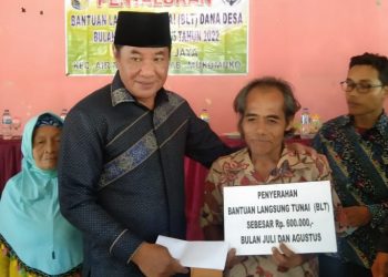 Mukomuko, Wagub Rosjonsyah Hadir Pada Pembagian BLT DD di Desa Sinar Jaya Air Manjuto