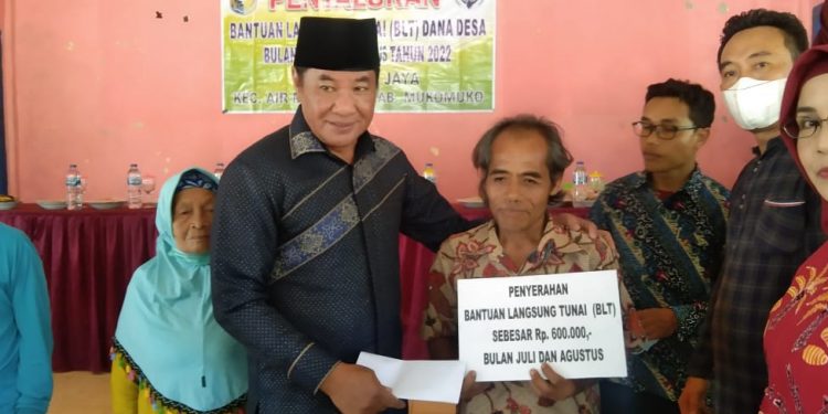 Mukomuko, Wagub Rosjonsyah Hadir Pada Pembagian BLT DD di Desa Sinar Jaya Air Manjuto