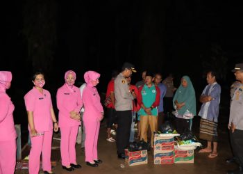 Peduli Korban Banjir, Kapolres Mukomuko Kunjungi dan Salurkan Bantuan 
