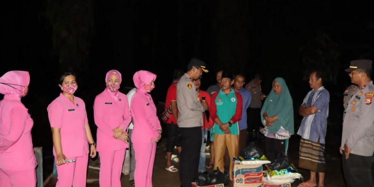 Peduli Korban Banjir, Kapolres Mukomuko Kunjungi dan Salurkan Bantuan 