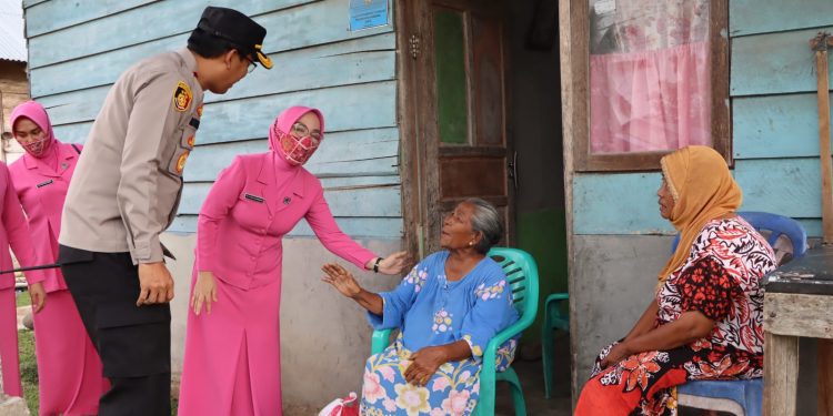 Pasca Kenaikan BBM, Polres Mukomuko Salurkan Sembako Kepada Masyarakat Yang Terdampak 