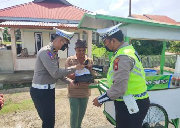 Sambut HUT Lalulintas Bhayangkara ke 67, Kasatlantas Polres Mukomuko Berbagi Sembako ke Warga Antisipasi Dampak Kenaikan Harga BBM
