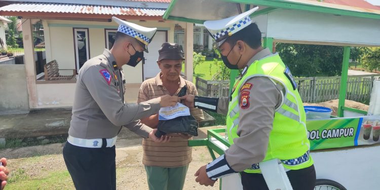 Sambut HUT Lalulintas Bhayangkara ke 67, Kasatlantas Polres Mukomuko Berbagi Sembako ke Warga Antisipasi Dampak Kenaikan Harga BBM
