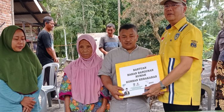 Beri Semangat Warga Tertimpa Musibah Kebakaran, Gubernur Rohidin Serahkan Bantuan