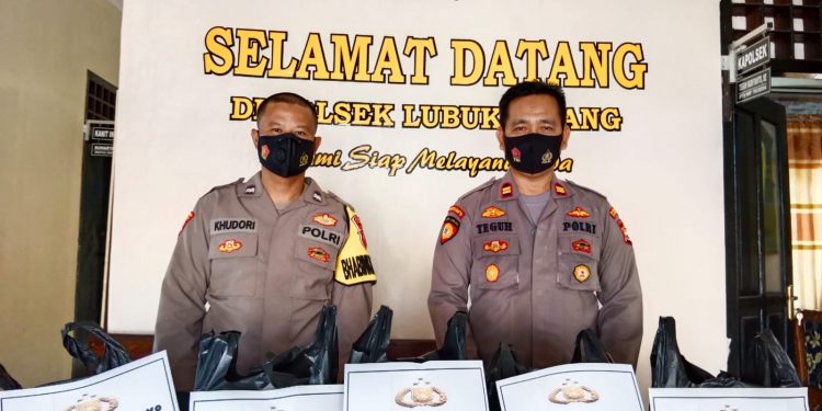 Polsek Lubuk Pinang Salurkan Sembako Kepada Warga Kurang Mampu Dampak Kenaikan Harga BBM