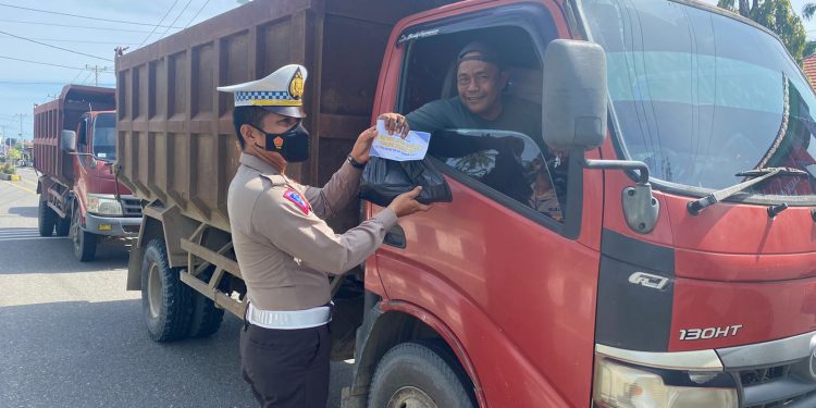 Rangkaian Hari Bhayangkara Lalulintas Ke-67 , Satlantas Polres Mukomuko Berbagi Paket Sembako