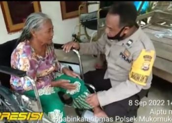 Polri Hadir Ditengah Masyarakat, Bhabinkamtibmas Polsek Mukomuko Utara Bantu Kursi Roda Untuk Warga