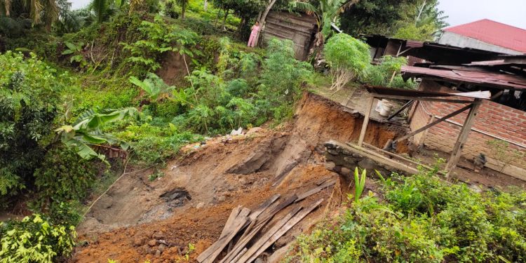 Warga Diminta Siaga, Bantaran Sungai Air Manjunto Kembali Terjadi Longsor