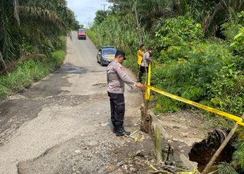 Antisipasi Jatuh Korban, Polsek Lubuk Pinang Kembali Pasang Garis Polisi di Jalan Rusak Desa Suka Pindah