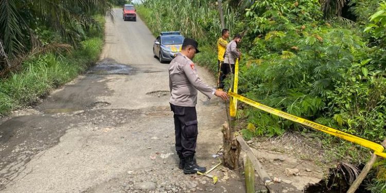 Antisipasi Jatuh Korban, Polsek Lubuk Pinang Kembali Pasang Garis Polisi di Jalan Rusak Desa Suka Pindah