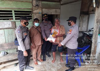 Polri Peduli, Polsek Mukomuko Selatan Salurkan Bansos Untuk Warga Kurang Mampu