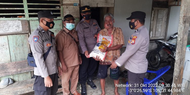 Polri Peduli, Polsek Mukomuko Selatan Salurkan Bansos Untuk Warga Kurang Mampu