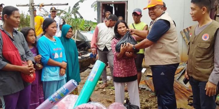 Musibah Kebakaran, Kepala Pelaksana BPBD Provinsi Bengkulu Turun Langsung Saluran Bantuan Logistik