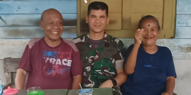 Kodim 0428/Mukomuko, Babinsa Masuk Dapur Bantu Ekonomi Warga Yang Membutuhkan