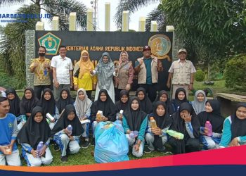 Aksi Bergizi Nasional , Wakil Bupati Mukomuko Wasri Berikan Ratusan Botol Minum dan Tablet Penambah Darah di MAN 1 Mukomuko