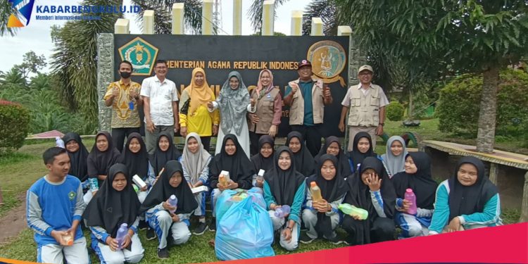 Aksi Bergizi Nasional , Wakil Bupati Mukomuko Wasri Berikan Ratusan Botol Minum dan Tablet Penambah Darah di MAN 1 Mukomuko