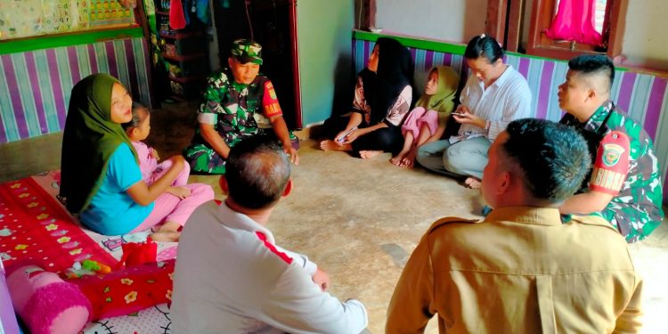 Edukasi Stunting,Babinsa Koramil Ipuh Sambangi Warga Desa Binaan