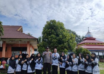 Kanit Binmas Polsek Mukomuko Selatan Jadi Pembina Upacara di SDN 04 Ipuh