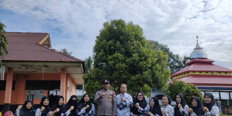 Kanit Binmas Polsek Mukomuko Selatan Jadi Pembina Upacara di SDN 04 Ipuh