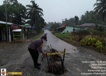 Ancam Keselamatan Pengguna Jalan, Polsek Mukomuko Selatan Pasang Police line di Jalan Berlobang