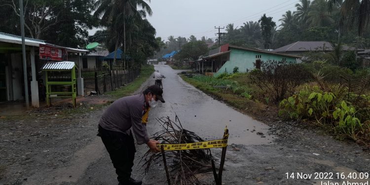 Ancam Keselamatan Pengguna Jalan, Polsek Mukomuko Selatan Pasang Police line di Jalan Berlobang