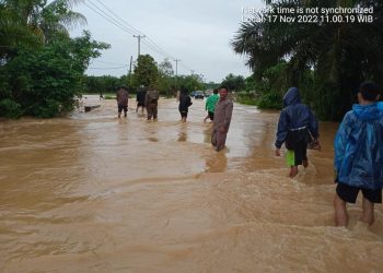 Mengindari Kecelakaan Akibat Banjir,  Polsek Mukomuko Selatan Melaksanakan Turlalin