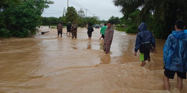Mengindari Kecelakaan Akibat Banjir,  Polsek Mukomuko Selatan Melaksanakan Turlalin